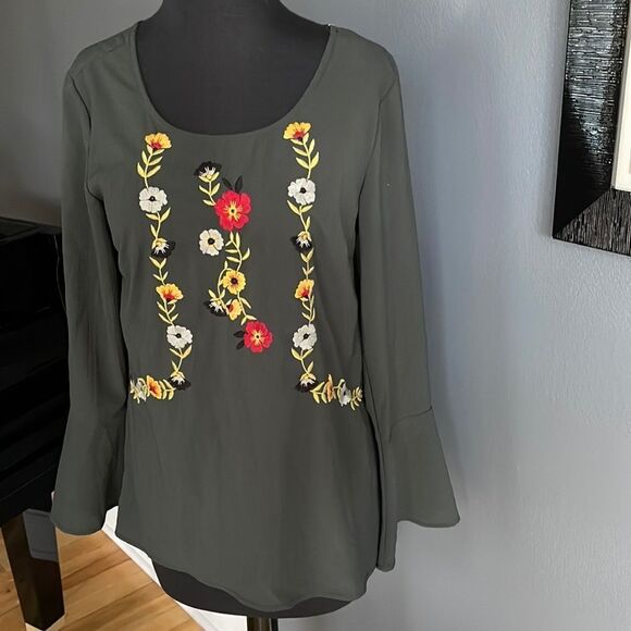Ruff Hewn dark gray crepe floral embroidered bell sleeve ladder V back top. XS - Picture 1 of 7